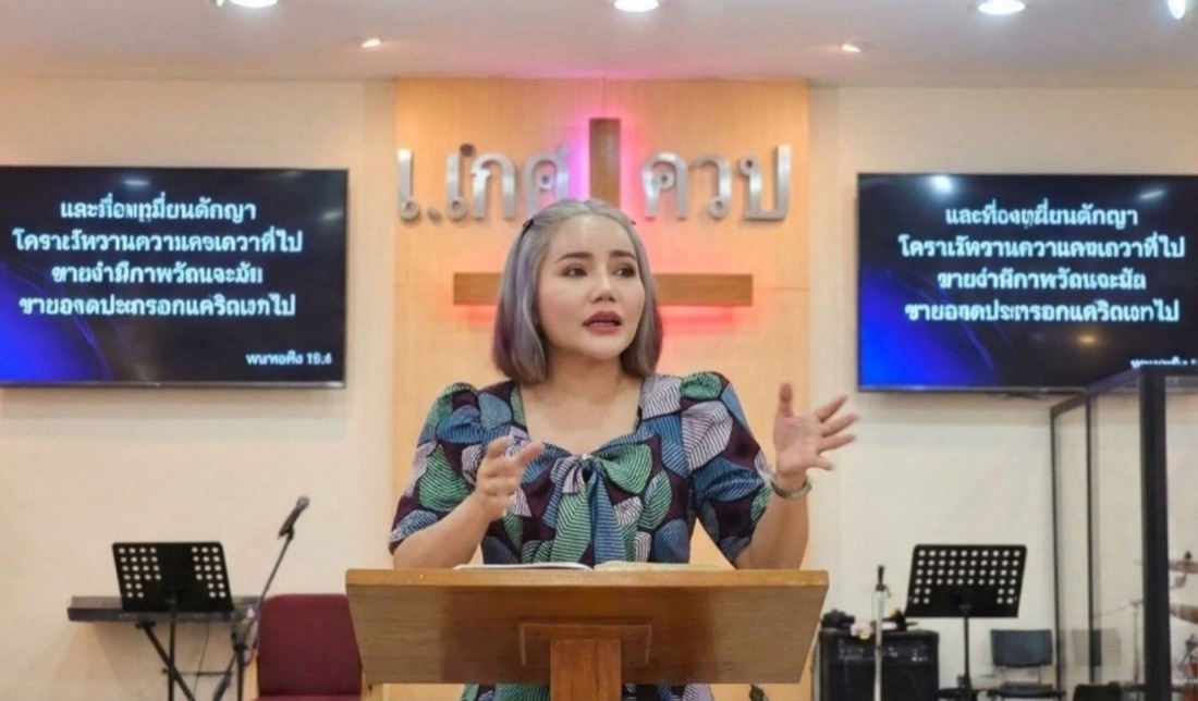 Renoo Caruso teaching from the Bible at church